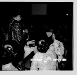 Undangan ibu-ibu pada acara ramah tamah  dengan pak Milono, gubernur Jawa Timur  periode tahun 19...