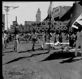 Barisan marching band dalam pawai peringatan dasawarsa Asia Afrika disaksikan oleh hadirin di Sur...