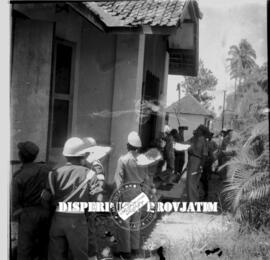 Kunjungan para pejabat ke sebuah instansi,  foto diambil setelah kejadian gempa bumi  yang meland...