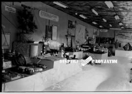 Produk – produk hasil industri di stand pemerintah pada pameran CEFI (Center For  Economical Fair...