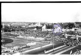 Suasana upacara Peringatan hari pahlawan, nampak para peserta upacara dan masyarakat yang sedang ...