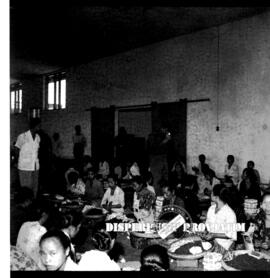 Para pekerja perempuan sedang bekerja foto diambil saat acara peninjauan Tim Kebersihan Nasional ...