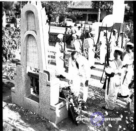 Ziarah ke makam pahlawan setelah selesai ke Taman makam pahlawan Surabaya (Kusuma Bangsa), 17 Agu...