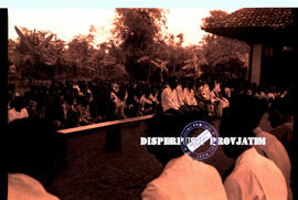 Suasana pengarahan oleh tim penyuluh di halaman sebuah rumah di Kepulauan Gili Raja Kabupaten Sum...