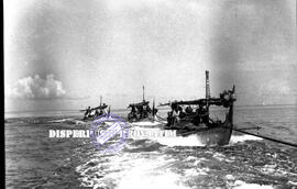 Tiga buah kapal nelayan tradisional yang digunakan untuk menunda / memindah penumpang dari sebuah...