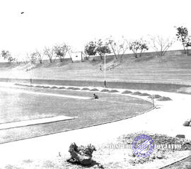 Stadion Tambaksari sedang dibangun: Tempat duduk penonton di Stadion Tambaksari yang sedang diban...