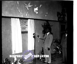 Seorang pejabat sedang menarik kelambu penutup papan nama pusat pelatihan pemuda Taruna Looka pad...