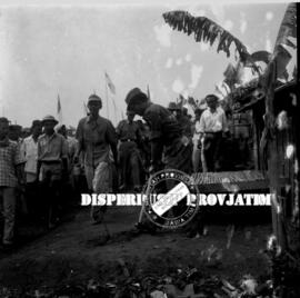 Seorang pejabat / perwira sedang melalukan  simbolis penggalian tanah dalam acara kerja  bhakti d...