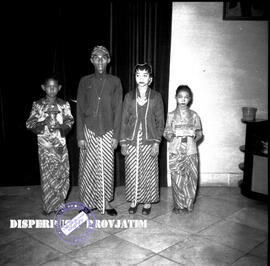 Fashion show dengan mengenakan pakaian pengantin adat jawa diirngi dengan danyang-danyang pada ma...