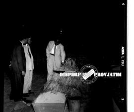 Kunjungan Sekjen di stand produksi pertanian pada pameran CFI di Surabaya,  tahun 1958