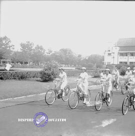 Kontingen lomba rapi dan keserasian bersepeda dengan peserta kelompok putri pada peringatan hari ...