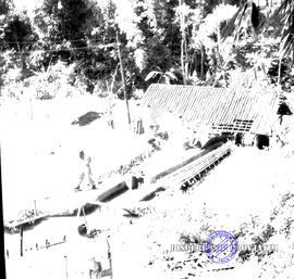 Pembangunan ke Djabung (Tumpang) Malang, tgl. 4 April 1957. Saringan air menuju kincir air untuk ...