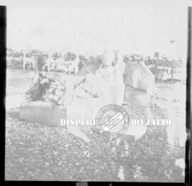 Ziarah ke makam pahlawan W.R. Supratman pada peringatan hari Sumpah Pemuda di Surabaya, tahun 1958