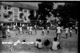 Suasana jalannya pertandingan cabang olahraga volly ball dalam peringatan Hari Maritim Surabaya, ...