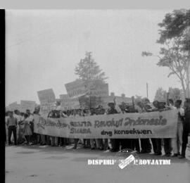 Suasana jalannya demontrasi Anti Malaysia, dengan membawa berbagai macam sepanduk di Surabaya, 20...