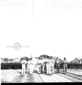 Suasana jalannya upacara peringatan Hari Maritim di depan kantor Gubernuran Surabaya, 21 – 8 – 1963