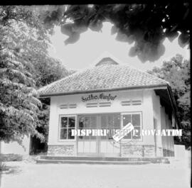 Sebuah gedung / penginapan Sido Muncul di pantai pasir putih situbondo, 1956