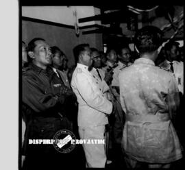 Para perwira dan pejabat pada eksposisi /  pameran operation board maritim pada hari Maritim di S...