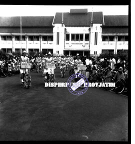 Peserta karnaval sepeda hias ketika melintas di depan balaikota Surabaya pada peringatan hari ibu...