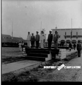 Inspektur upacara didampingi para pejabat dan perwira dalam upacara peringatan Hari Pahlawan di d...