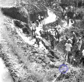 Pembangunan ke Djabung (Tumpang) Malang, tgl. 23 Maret 1957. Meratakan tanah di Djabung (kerja ba...