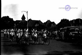 Kontingen peserta lomba rapi dan keserasian bersepeda dengan start di Halaman an Balai Kota / Kot...