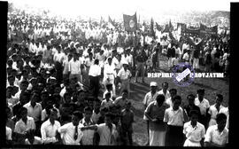 Masa berkumpul di sebuah lapangan pada rapat raksasa (PNI, PKI, NU) di Surabaya, 27 – 2 – 1955