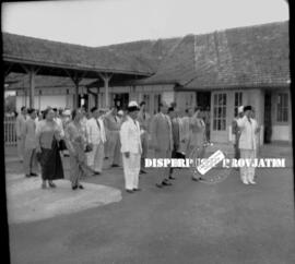 Penyambutan kedatangan presiden soekarno di lapangan terbang Morokrembangan dalam  rangka menghad...