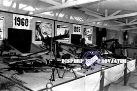 Berbagai jenis senjata yang dipamerkan di  stand angkatan darat dalam CEFI (Center  For Economica...