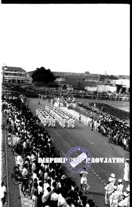 Pawai / defile peserta upacara dari pasukan angkatan bersenjata/tentara dalam peringatan hari pah...