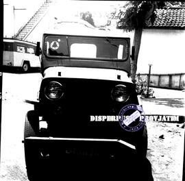 Jeep wilys dalam batik show  di surabaya, 16 – 12 – 1953