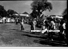Anak-anak tengah mengikuti perlombaan balap karung yang diadakan didekat hoten indonesia surabaya...