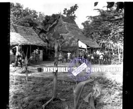 Anak-anak sedang berkumpul didepan sebuah rumah dengan atap rumbia di perkampungan nelayan di Kep...