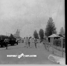 Gubernur Jawa Timur Mohamad Wiyono  beserta para perwira saat berada di Tanjung Perak pada ekspos...