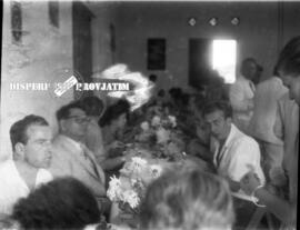 Kunjungan Kunjungan misi kebudayaan Ceko ke Surabaya sedang menikmati jamuan makan. 17 Januari 1957