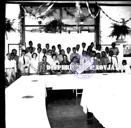 Acara foto bersama para pegawai / pengurus lembaga tourisme cabang malang, 13 – 6 – 1956