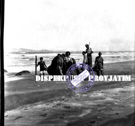 Beberapa orang tengah berfoto di dekat bongkahan batu besar di pantai blambangan, 2 s.d 5 – 5 – 1956