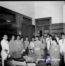 Kumpulan ibu-ibu dan anak-anak di pondok pesantren tebu ireng jombang, 13 – 5 – 1952