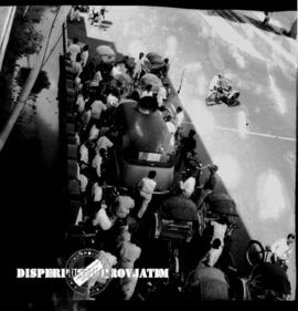 Suasana di sebuah lapangan di Surabaya, saat siaran Dekrit Presiden, 5 – 7 – 1959