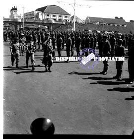 Seorang perwira sedang melakukan inspeksi pada apel barisan sukarelawan Irian Barat dari Jawa Tim...