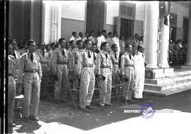 Para peserta Peringatan HUT Kemerdekaan RI ke 8, dari pegawai pemerintah dan undangan di gedung n...