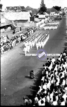 Pawai / defile peserta upacara dari pasukan angkatan bersenjata/tentara dalam peringatan hari pah...