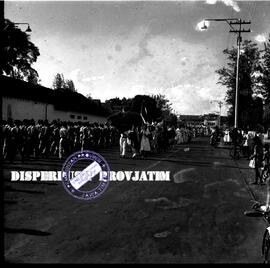 Pawai barisan pemuda pelajar ketika melintas di depan R. Zangrandi di Surabaya,  17 – 8 – 1959