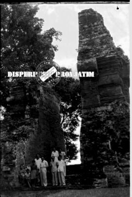 Sekjen. Kemenlu (sekreataris jenderal kementerian luar negeri) dan rombongan sedang berfoto di ca...