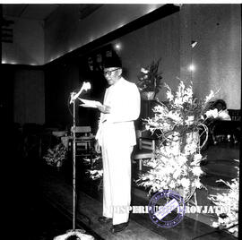 Seseorang sedang memberikan sambutan pada kongres pengusaha tembakau se indonesia di surabaya, 23...