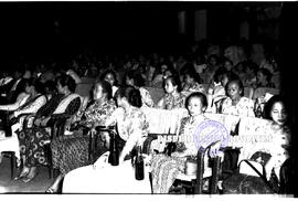 Para undangan ibu-ibu pada peringatan Hari Kartini di Balai Pemuda Surabaya, 21 – 4 – 1960