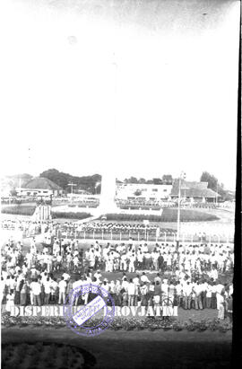 Suasana upacara Peringatan hari pahlawan foto diambil dari gedung kantor gubernuran  Surabaya,  1...