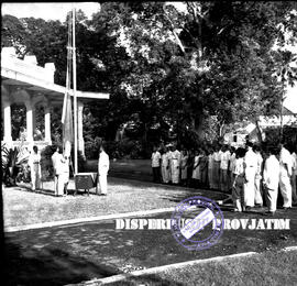 Upacara Peringatan HUT Kemerdekaan Republik Indonesia ke 14 saat pengibaran Sang Merah Putih di S...