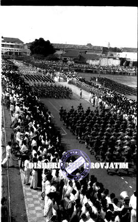 Pawai / defile peserta upacara dari pasukan angkatan bersenjata/tentara dalam peringatan hari pah...