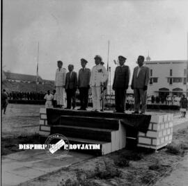 Inspektur upacara didampingi para pejabat dan perwira dalam upacara peringatan Hari Pahlawan di d...